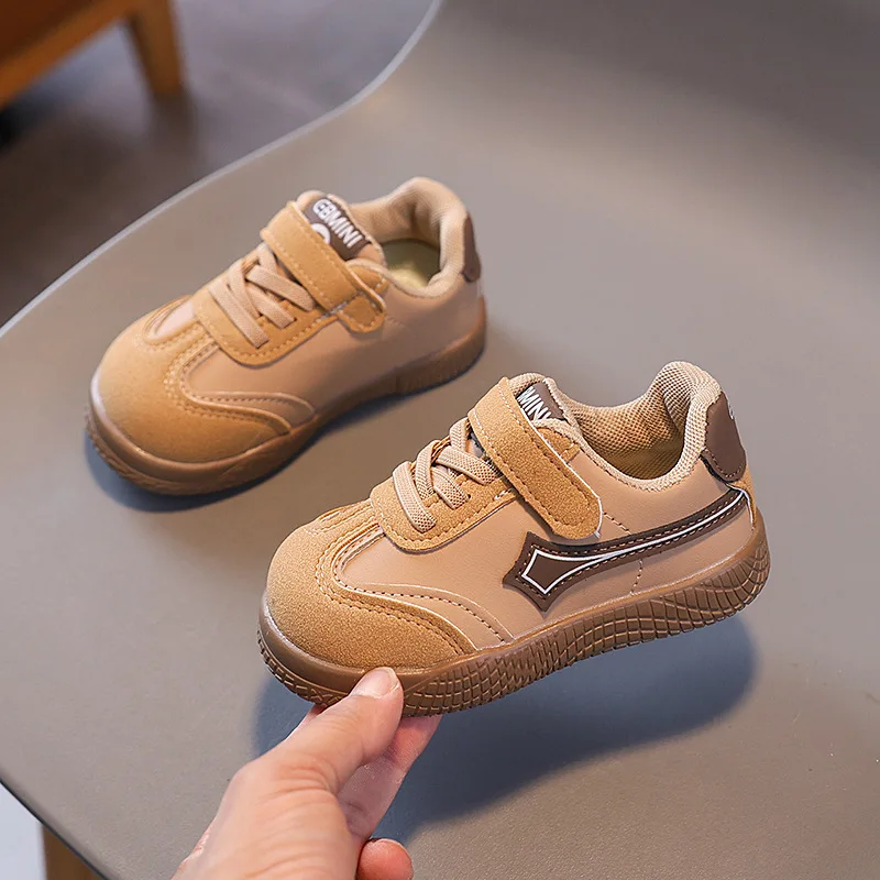 Zapatillas Hombre فتاة حذاء رياضة 2025 الخريف جديد فتاة أحذية موضة أحذية أطفال لينة وحيد التنس الإناث تنوعا الصبي أحذية رياضية