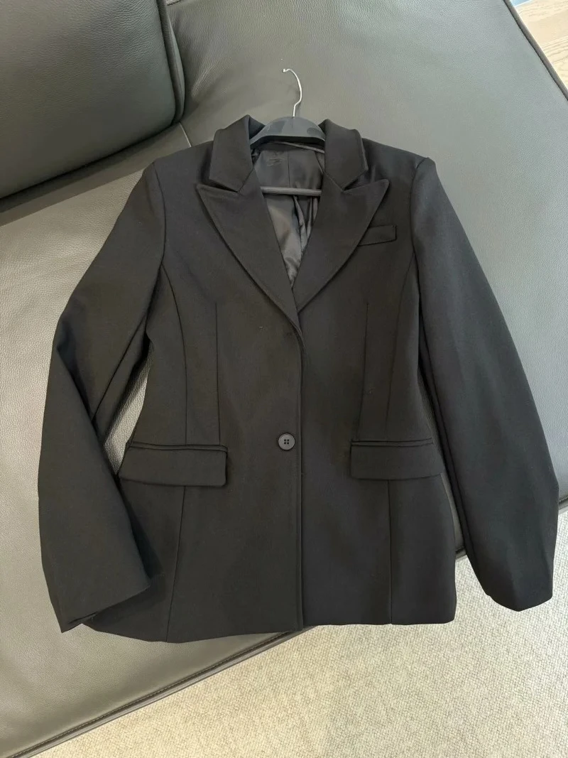 

EES is new! Versatile casual professional outfit with shoulder pads, long sleeved lapel, slim fit suit jacket