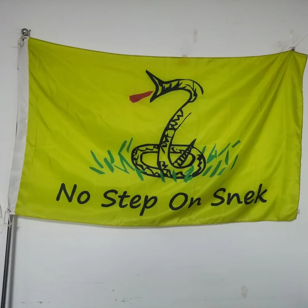 No Step on Snek Flag Tea Party 3x5 Feet Yellow Snake Banner Flag Outdoor Decor 150X90CM Polyester