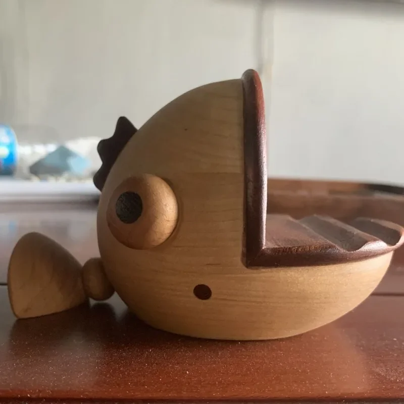 

Natural cartoon puffer red carp mobile phone stand carved three-dimensional