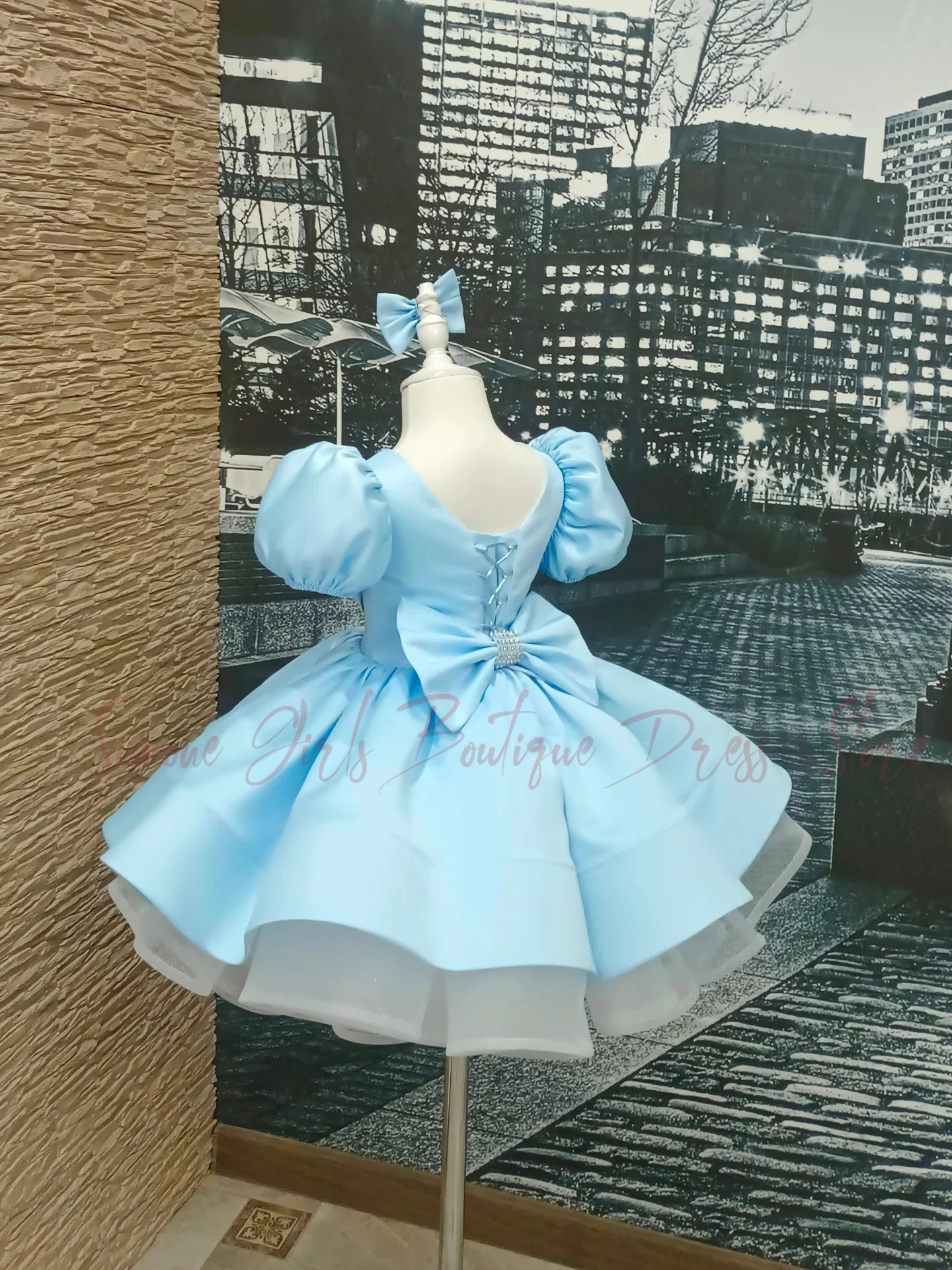 communion dresses knee length Sunnypetal White Flower Girl Dresses Long Sleeve Tulle Lace Bow Knee-Length Communion Dress