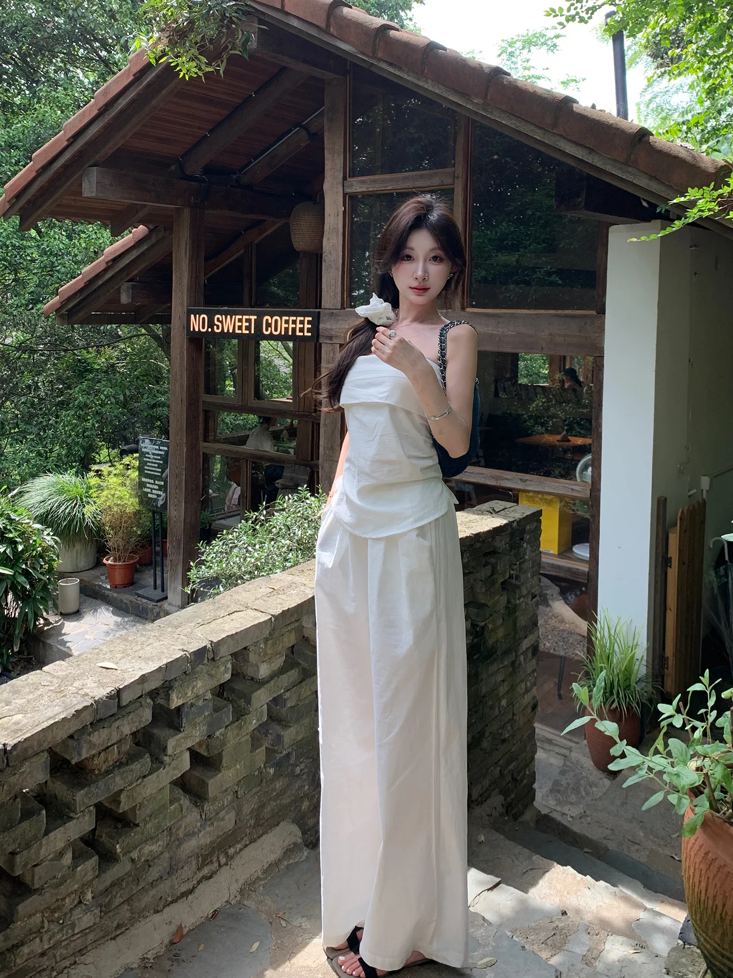 

Простой и элегантный комплект из хлопка и льна: свободный топ-бюстье и шорты с круглым вырезом и короткими рукавами — летний модный наряд для женщин.