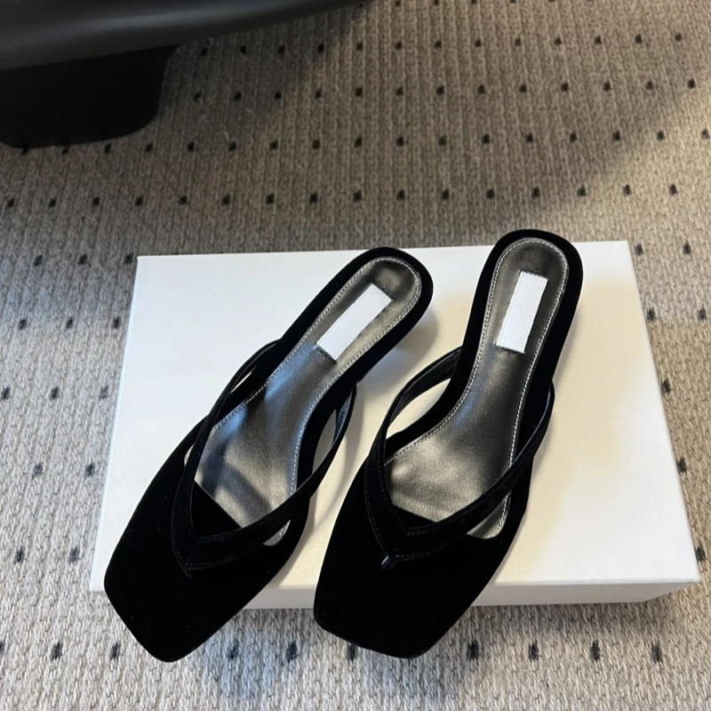 Sandal jepit wanita model baru musim panas 2025, retro, ujung persegi, hak rendah, kulit, serbaguna, ujung terbuka, hak kucing, hak ramping