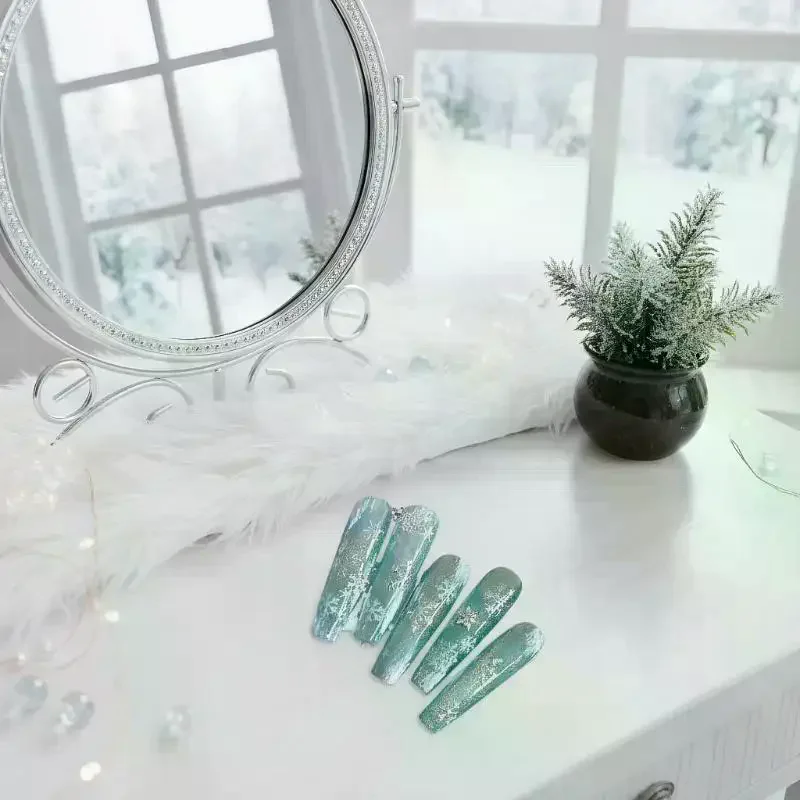 Maniküre-Abziehbilder mit Gold-/Silber-Schneeflocken für DIY-Nagelkunst, lebendige Cartoon-Weihnachtsnagelaufkleber mit Glitzer