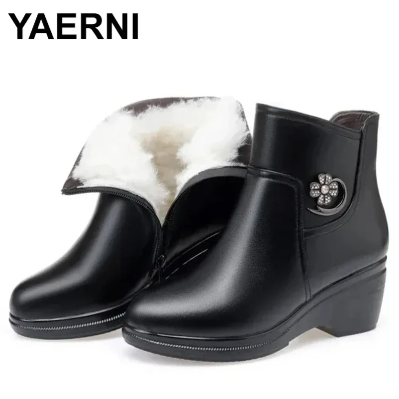

2025 зимняя обувь из натуральной кожи и шерсти для мам, хлопковые туфли наклонном каблуке, плоская подошва, плюшевые короткие сапоги среднего возраста, женские сапоги