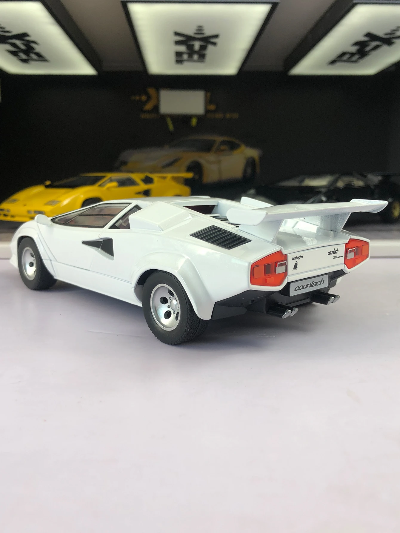 1: 24 symulacja, model retro samochodu sportowego ze stopu cynku, statyczna ozdoba, metalowy kolekcjonerski samochód na prezent