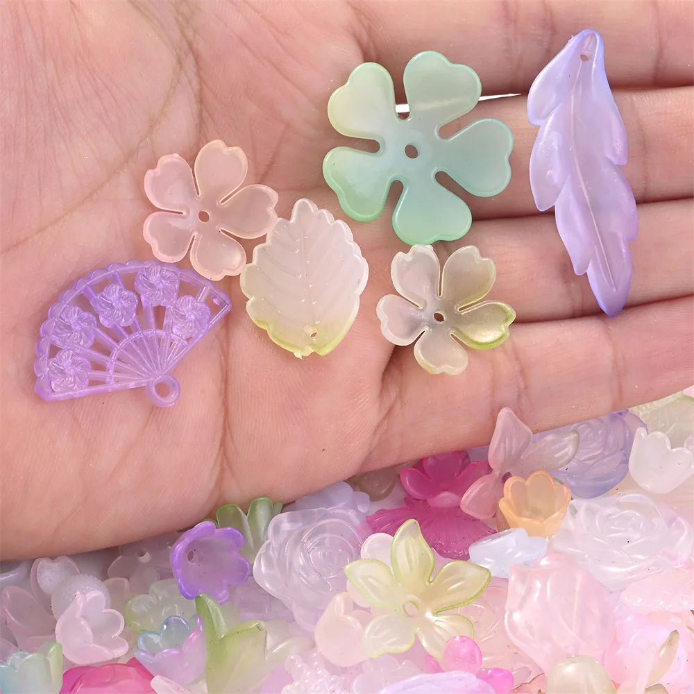 30g/Set Gemischte Acryl-Perlen mit Regenbogen-Farbverlauf, Rosen-, Schmetterlings- und Blätter-Anhänger für Handyketten, Halsketten und Schmuckherstellung. – Detail 3