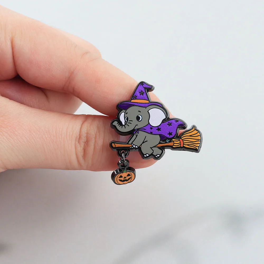 Niedliche Hexen-Elefanten-Emaille-Pin Kürbis-Besen-Brosche für Rucksack Kleidung Halloween-Party Geschenk Abzeichen Accessoire – Detail 4