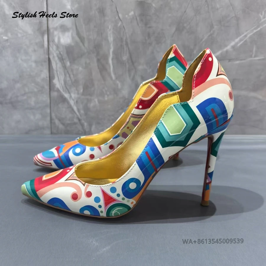 Stijlvolle kleurrijke graffiti-pumps met puntige neus, superhoge dunne hakken, gemengde kleuren, stiletto's, modeshow, runway, kantoorschoenen voor dames