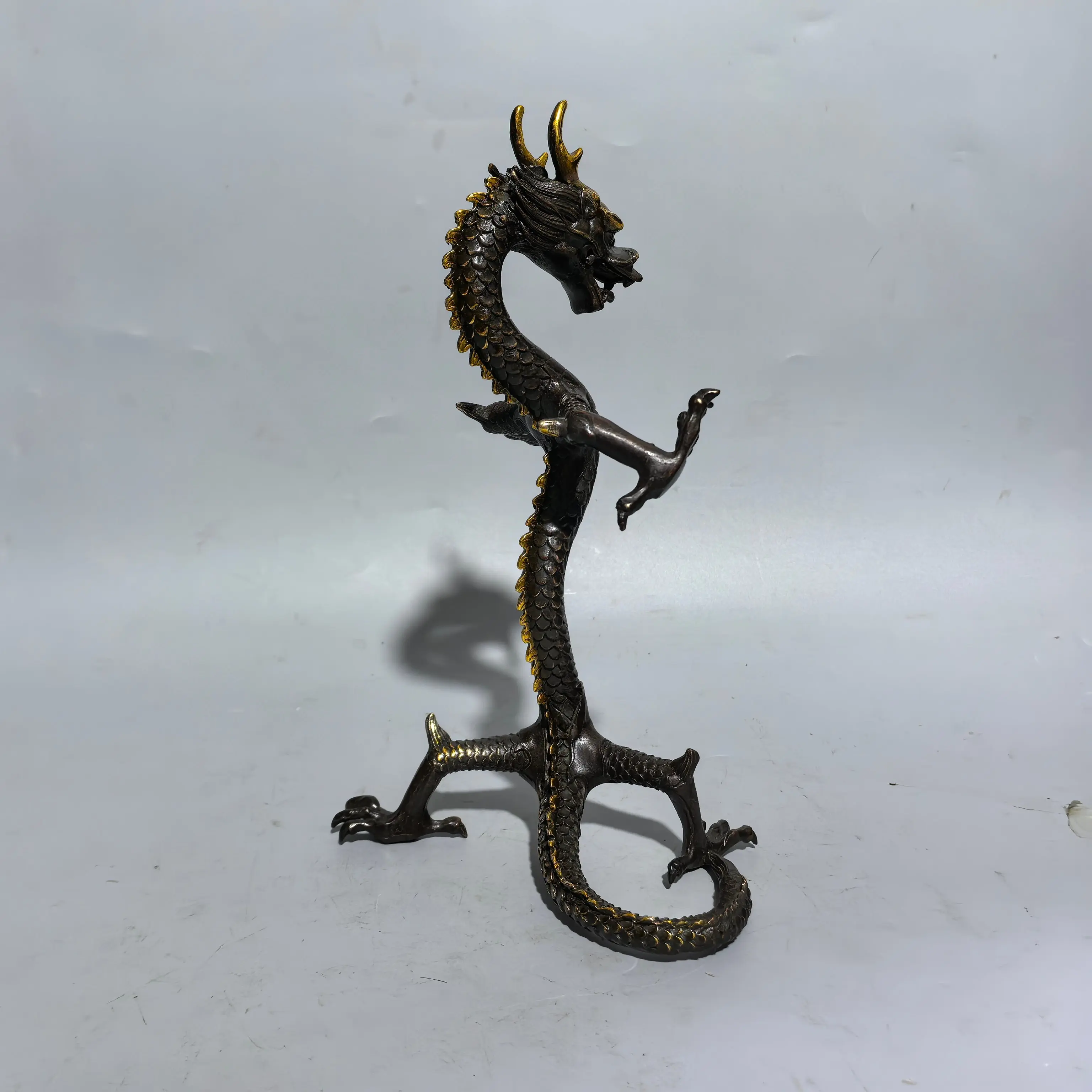 Retro gilded brass feng shui dragon home decoration and display piece, copper zodiac dragon office decoration
