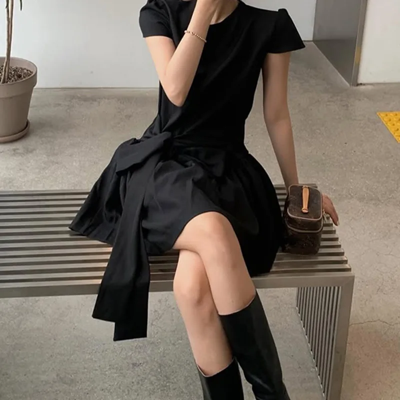 Vestido feminino preto de manga curta, vestido minimalista moderno com gravata frontal na cintura, minivestido fofo evasê.