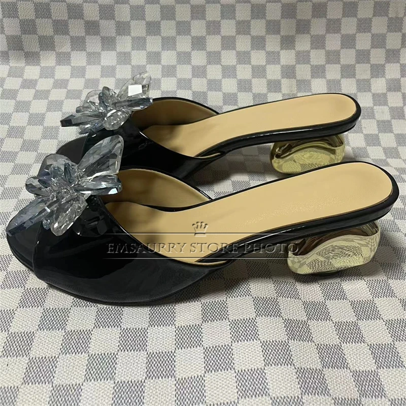 Sandali con decorazioni floreali con strass di cristallo donna Slingbacks in pelle verniciata di lusso muli estivi con tacco strano a forma di pietra