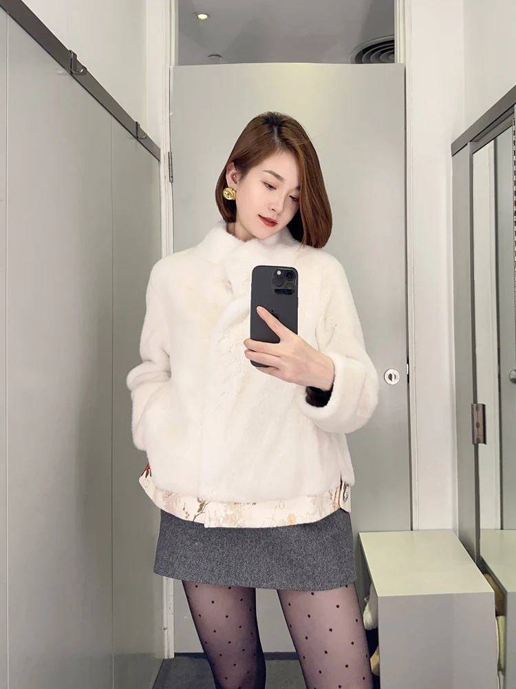 Inverno 2024 Novo Casaco Feminino de Luxo com Gola Redonda, em Veludo de Seda Chinês com Detalhes Florais e Couro Sintético Integrado, Elegante e Confortável