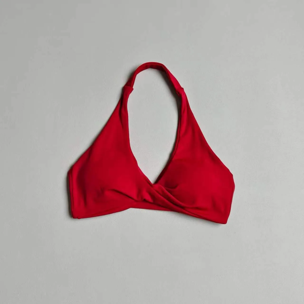 Sexy Neckholder-Sport-BH mit offenem Rücken und stützendem Design für Damen, 2-teiliges Outfit mit hochtaillierten Shorts für Pilates, Yoga, Laufen und Training. – Detail 9