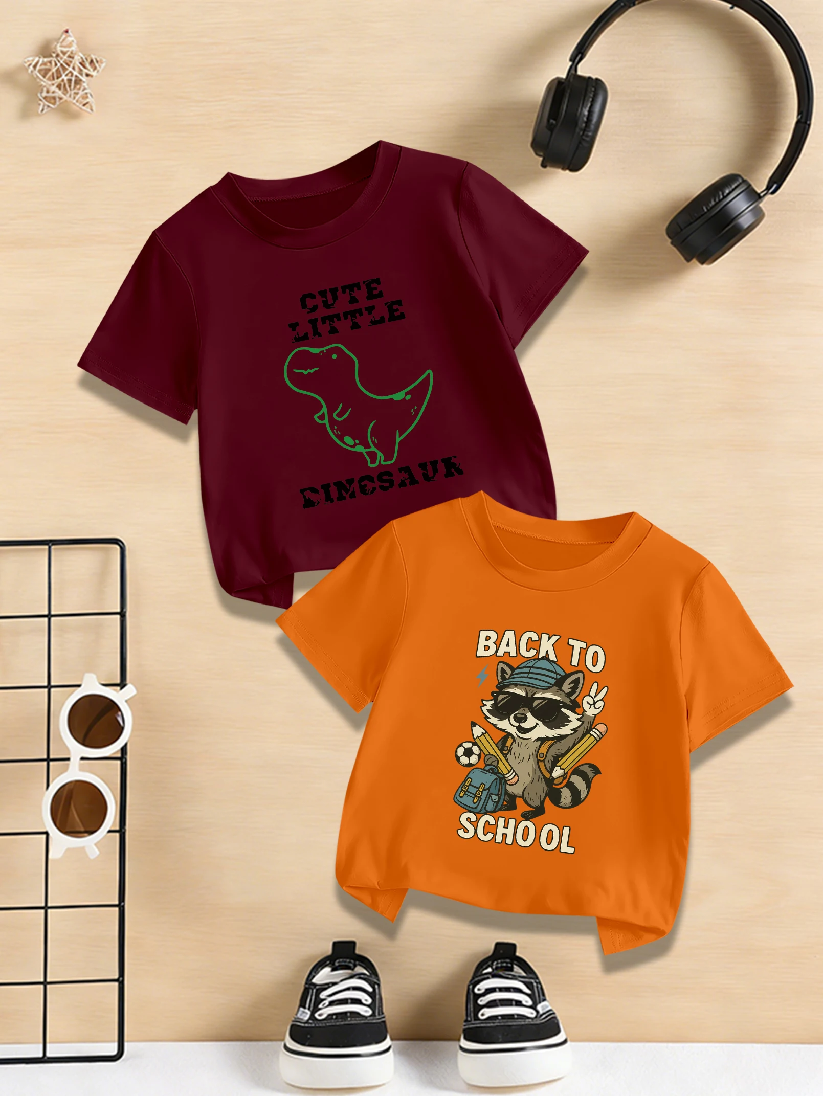 

2 предмета: Летняя повседневная футболка для мальчиков к началу учебного года с мультяшным енотом, карандашом и принтом динозавра, выполненным вручную.