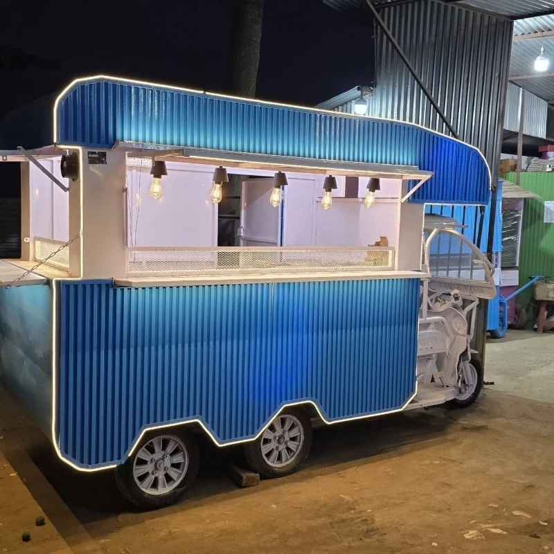 Remorque alimentaire pour gaufres, cuisine mobile entièrement équipée avec des machines à gaufres et une zone de préparation, idéale pour les marchés à fort trafic et les services de restauration de rue.