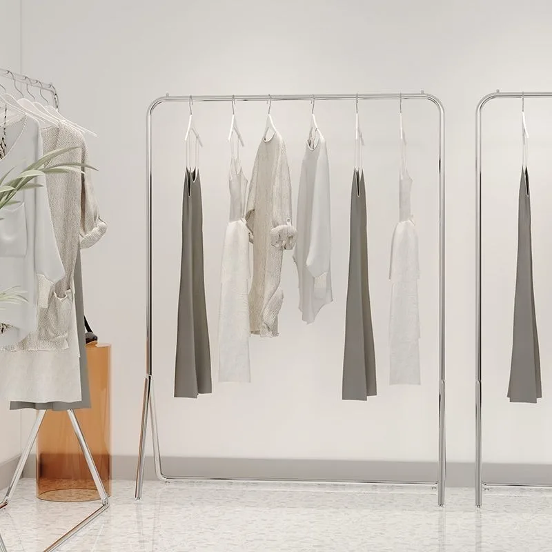 

Стоячая вешалка для одежды из нержавеющей стали для магазинов женской одежды Матовая серебряная отделка Вешалки для одежды с колесами Стильная витрина для хранения