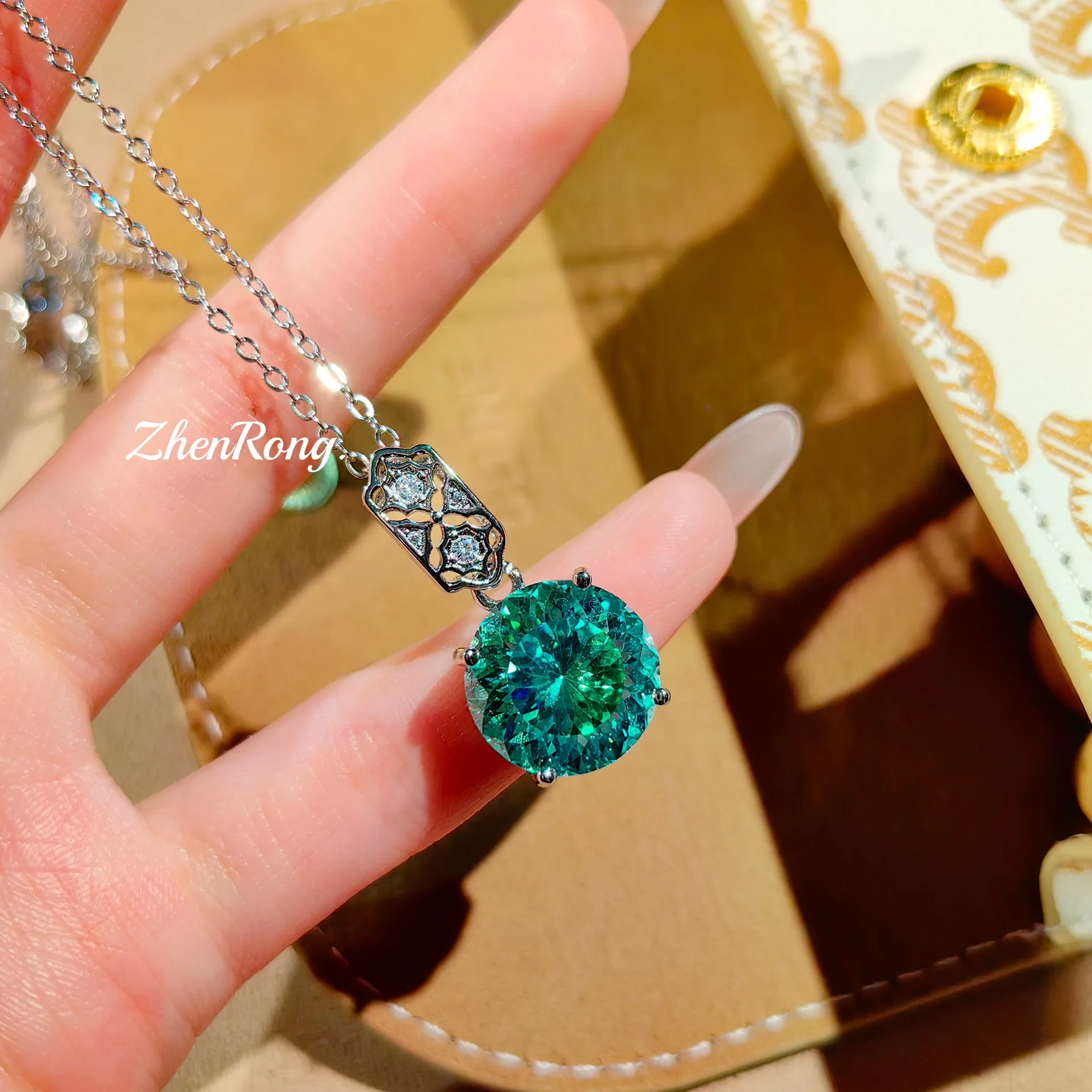 Modischer Schmuck: Wunderschöner Zirkonia-Anhänger mit Paraiaba-Schliff, Ohrringe mit Rosenschliff-Diamanten, königsblauer Ring – Damen-Hochzeits – Detail 18