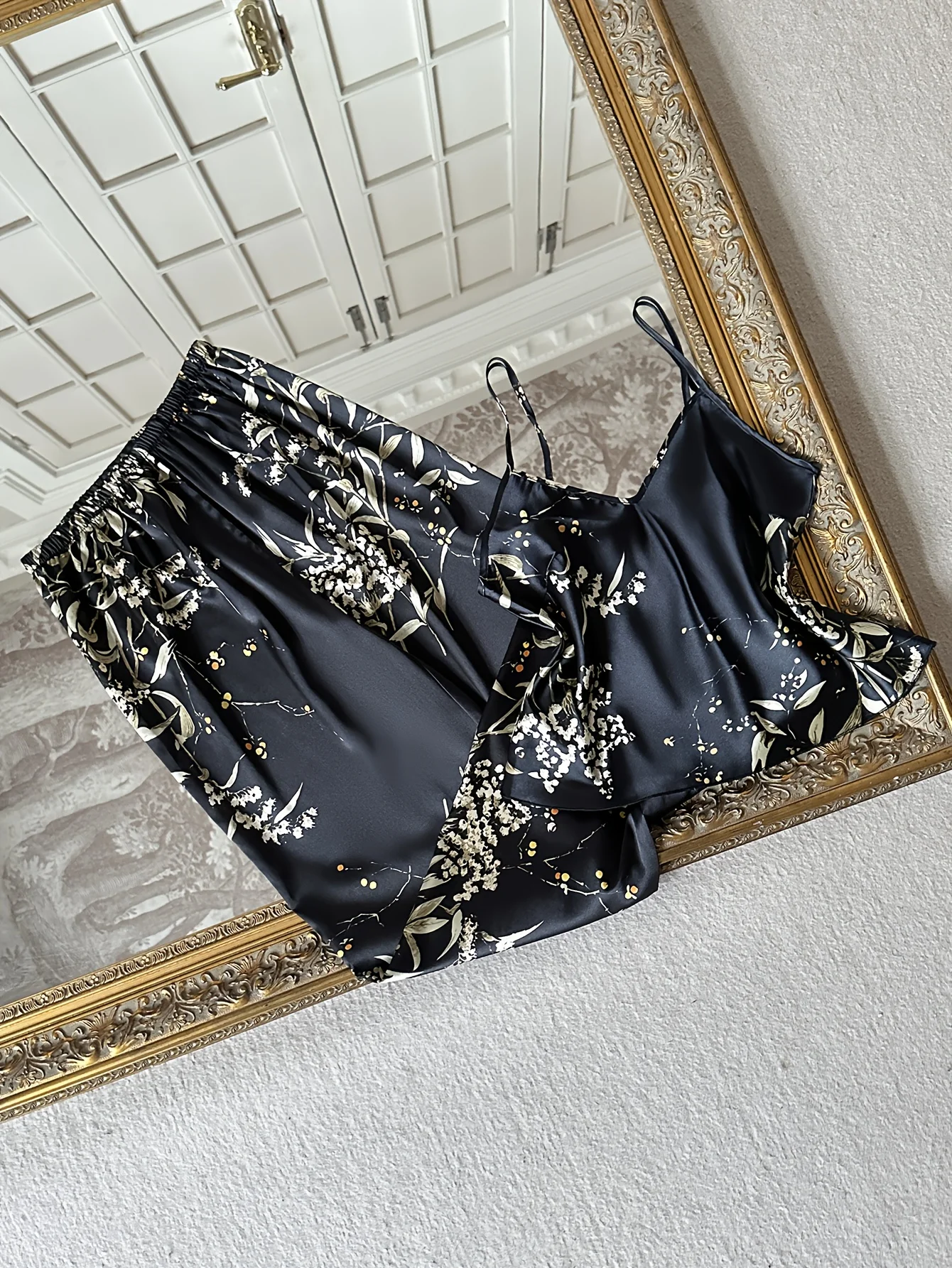Neues Damen-Pyjama-Set mit Kirschdruck, ärmellos, V-Ausschnitt, sexy Nachtwäsche, modische 2-teilige Homewear für Sommer und Frühling. – Detail 4