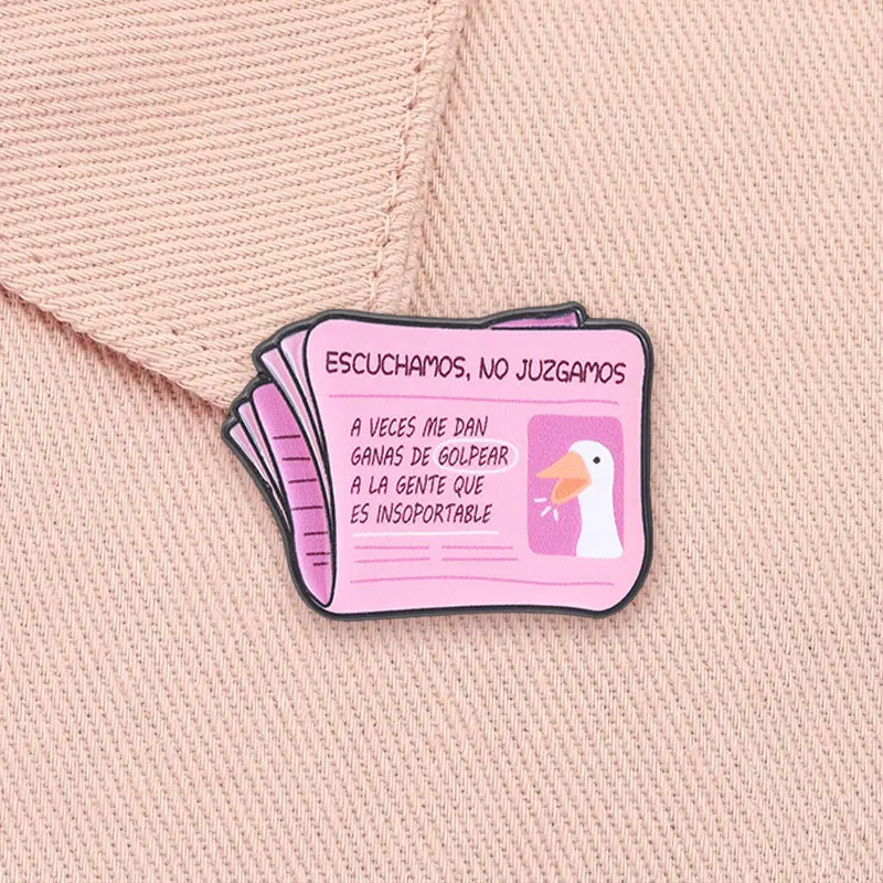 Rosa Zeitungs-Gans-Cartoon-Emaille-Pin, spanischer Humor, „Escuchamos No Juzgamos“ Brosche, Taschen- und Reversnadel, Schmuckgeschenk für Kinder und Freunde – Detail 9