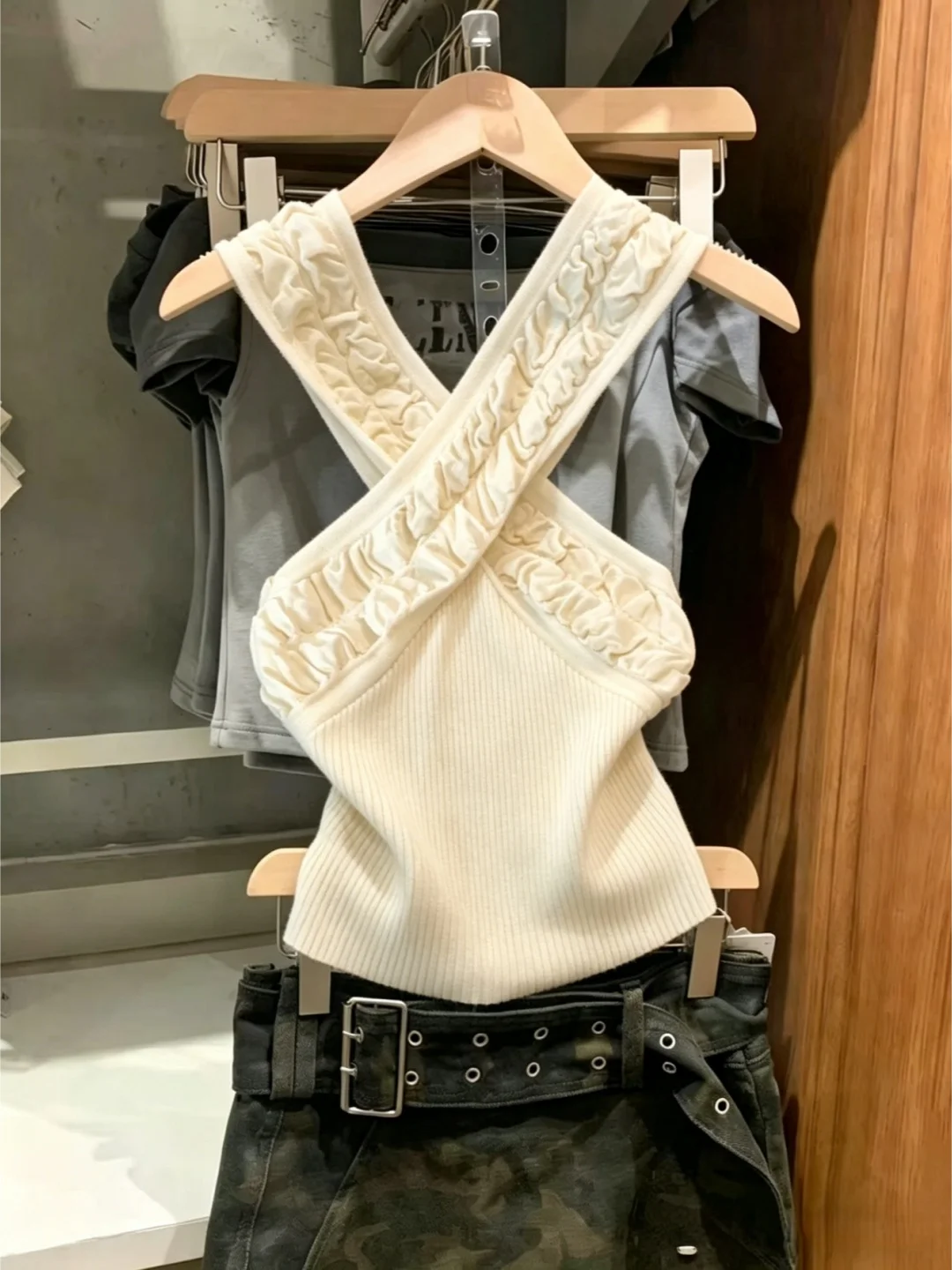 

High-End Knitted Slim Fit Vest for Women Summer Outdoor Wear Cross Neck Design Soft Nylon Polyester Fiber V-Neck Regular Sleeve