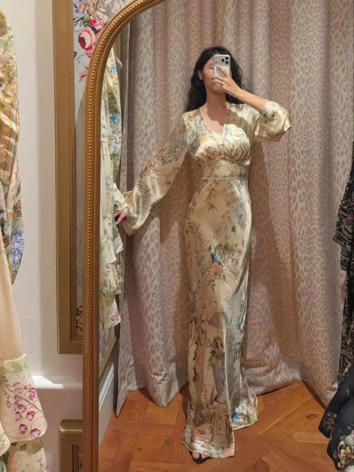 Blumendruck Damenkleid mit schweren Perlen, 100% Seide, hohe Taille, lange Ärmel, V-Ausschnitt, schmales, gerades Maxikleid