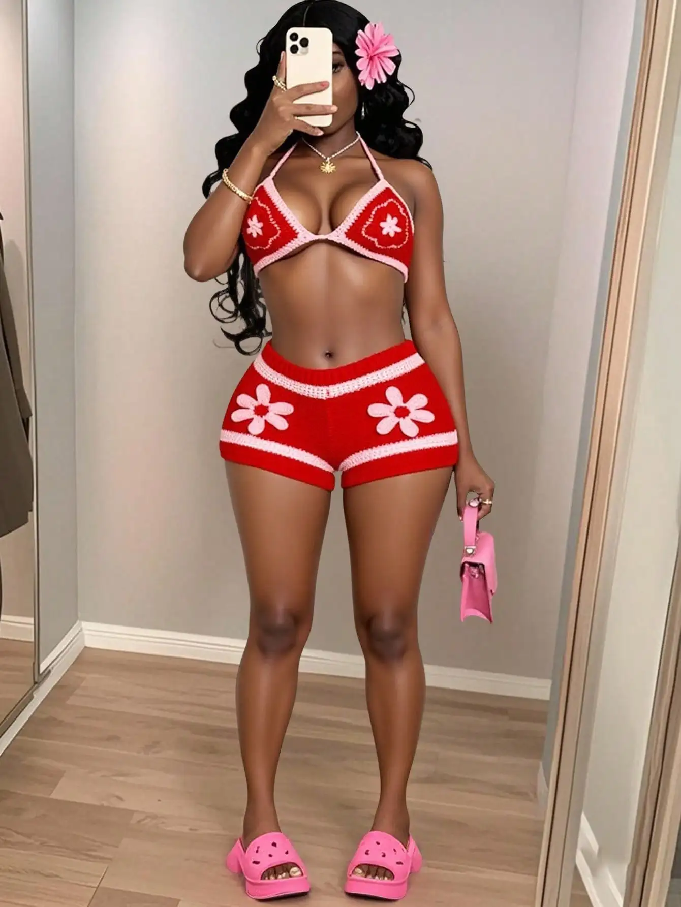 

Красно-розовый вязаный комплект из топа-халтера и шорт для летнего пляжного сексуального образа