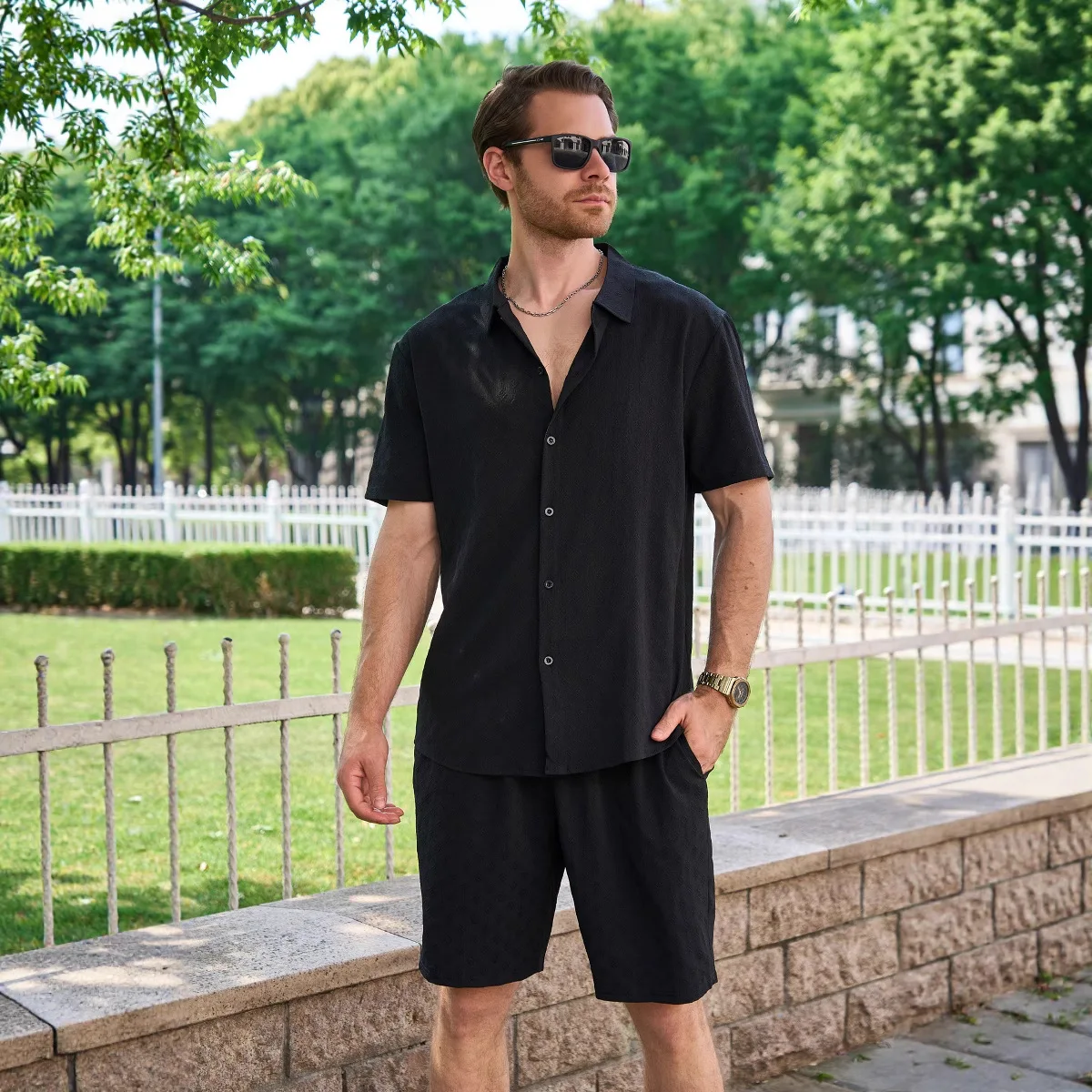 

The new men's summer palace-style jacquard short-sleeved shirt and shorts set - perfect for daily shopping and casual wear.