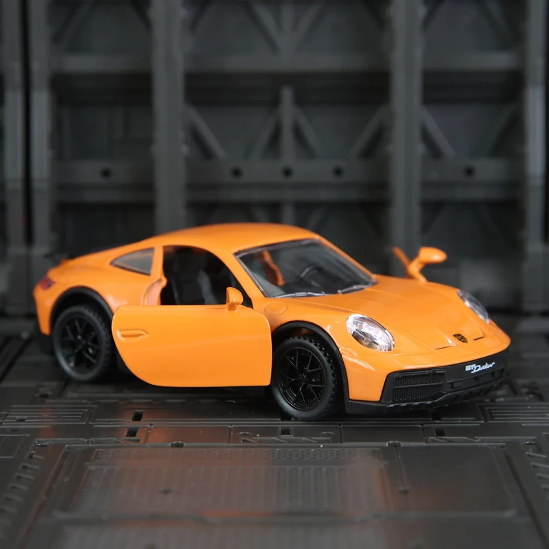 

1:32 модель автомобиля из сплава Porsche 911 Dakar с 2 дверцами, которые можно открыть, детская игрушка-отскок может подарить в подарок друзьям