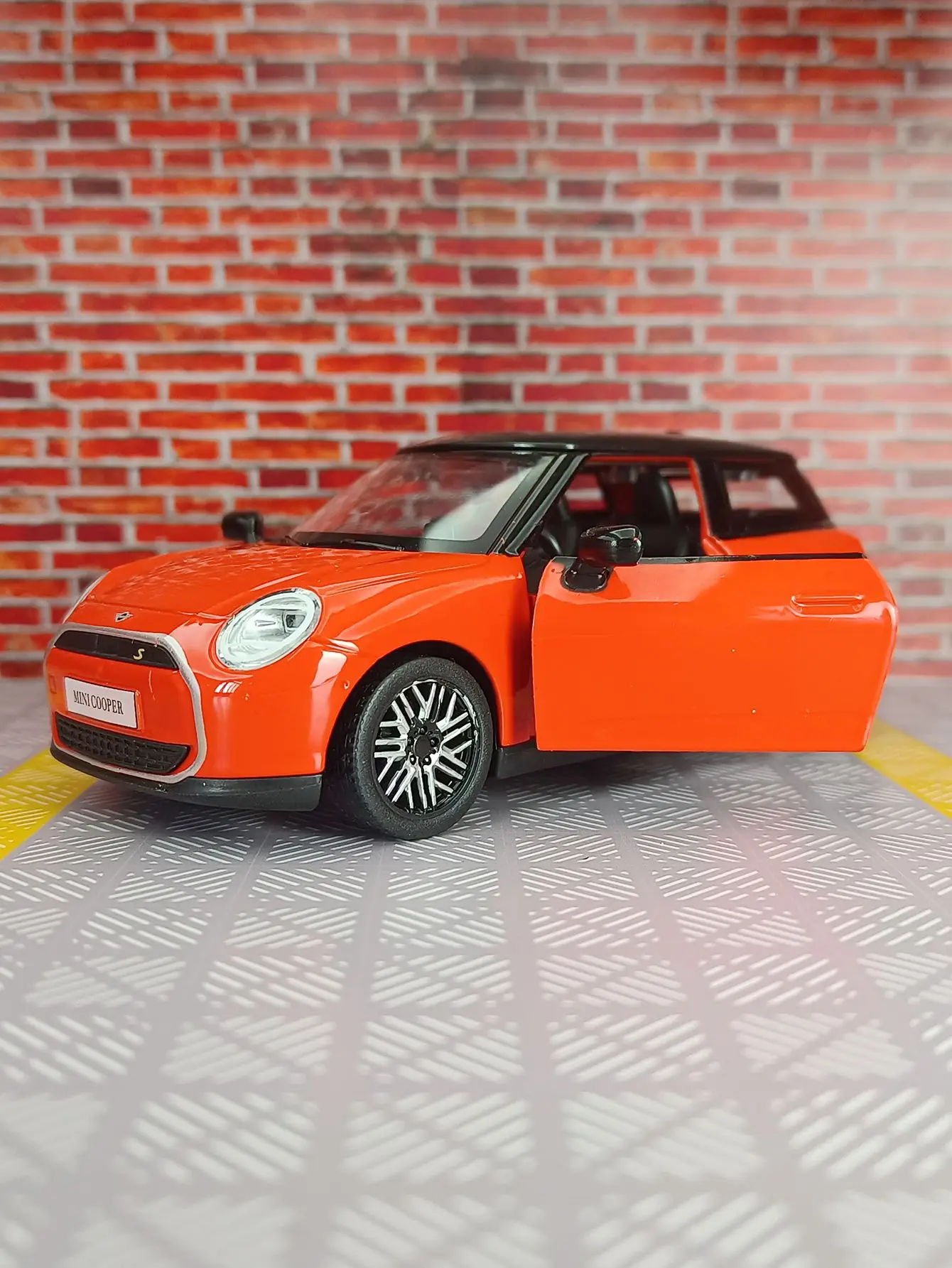 

1:28 BMW MINICooper New Energy Alloy Car Model Decoration Double Open Door Power Sound and Light Toy Car Birthday Gift for Boys