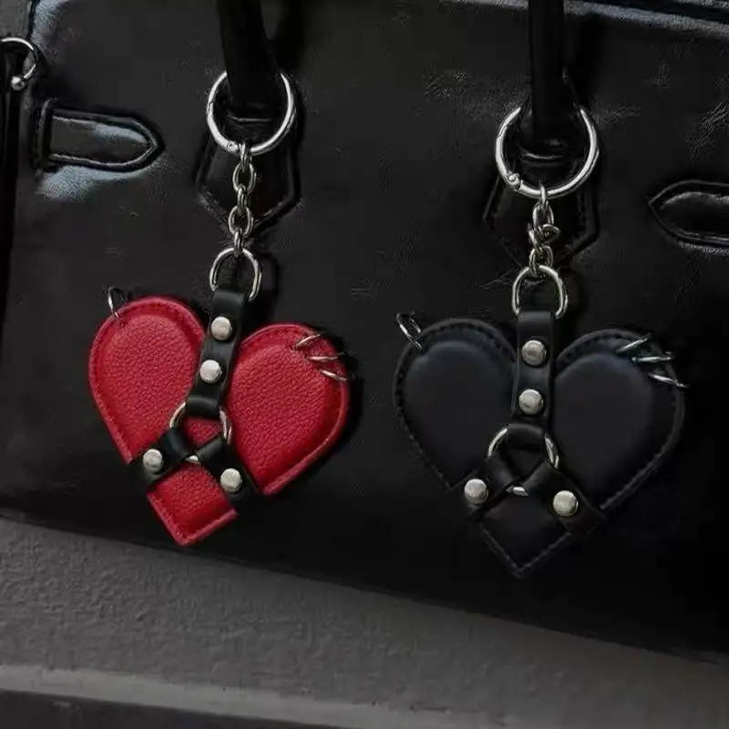 Modischer Y2K Nieten-Herz-Taschenanhänger Punk Gothic Leder-Herz-Schlüsselanhänger Schwarz Rot Taschenanhänger – Detail 1