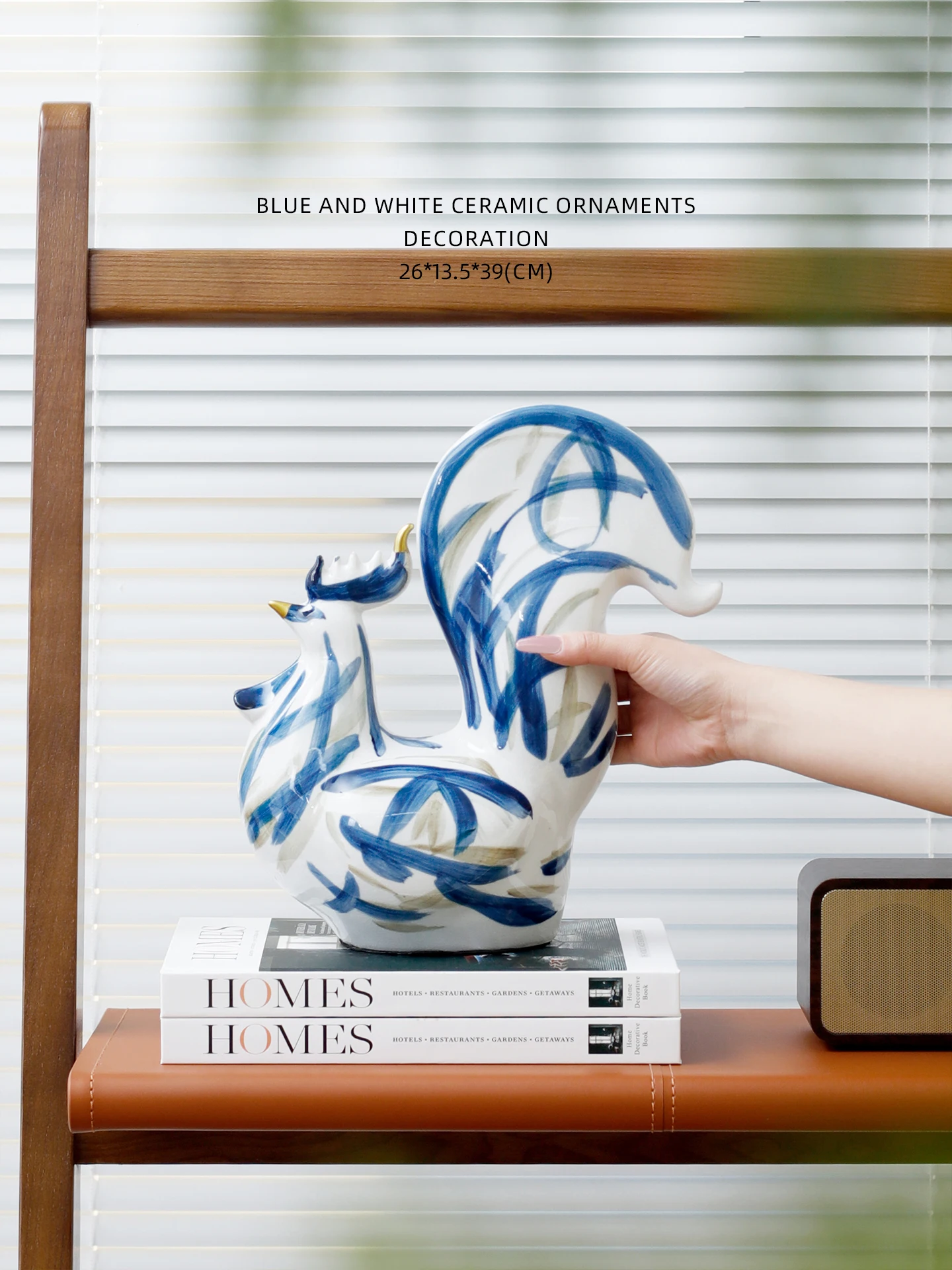 

Расписанная вручную керамическая статуэтка курицы в сине-белых тонах: талисман удачи, подарок на церемонию открытия, декор для гостиной и дома