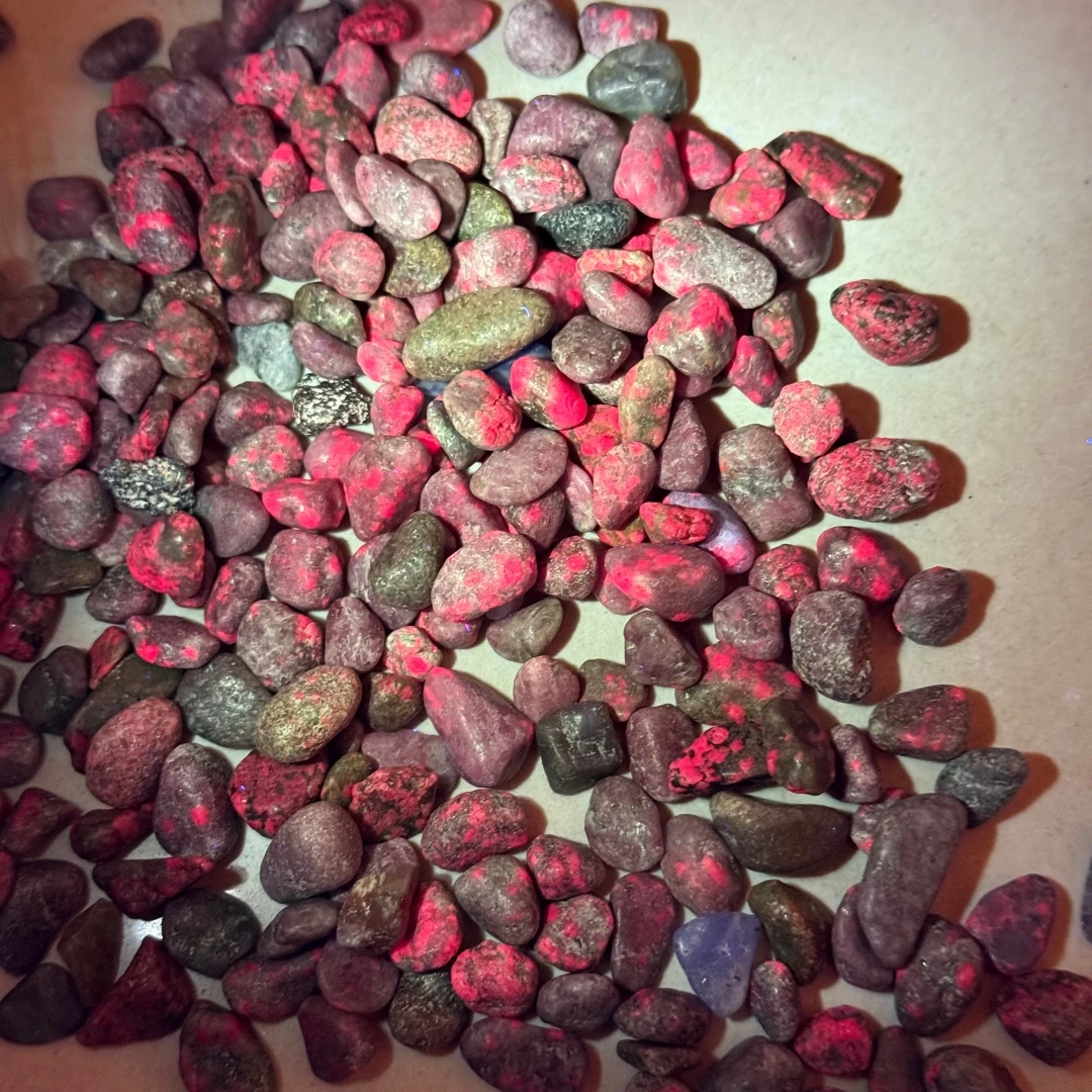 Natural Red Blue Green Mixed Tumbled Chip Stones Crystal Gravel Fish Tank Succulent Landscaping DIY Jewelry Making Raw Stone