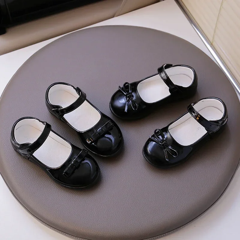 

Kids Performance Shoes Black Glossy Students Trendy Girls Flat Shoes with Simple Bow 2025 New Children Leather Shoes Soft Sole