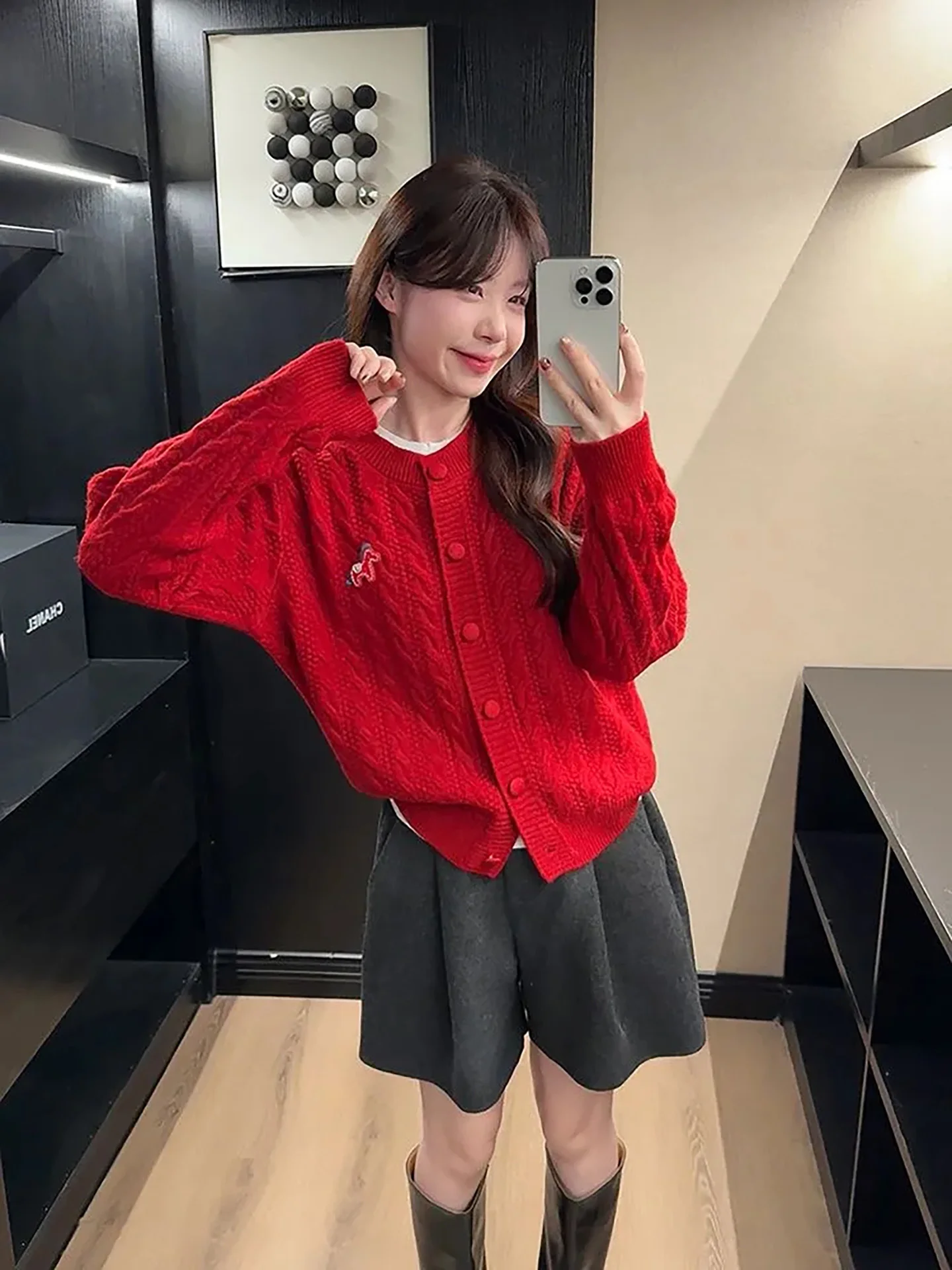 

Красный вязаный свитер женский, весна 2026, новинка, с вышивкой, фактурный, в стиле «сладко-пикантный», индивидуальный, свитер-пальто