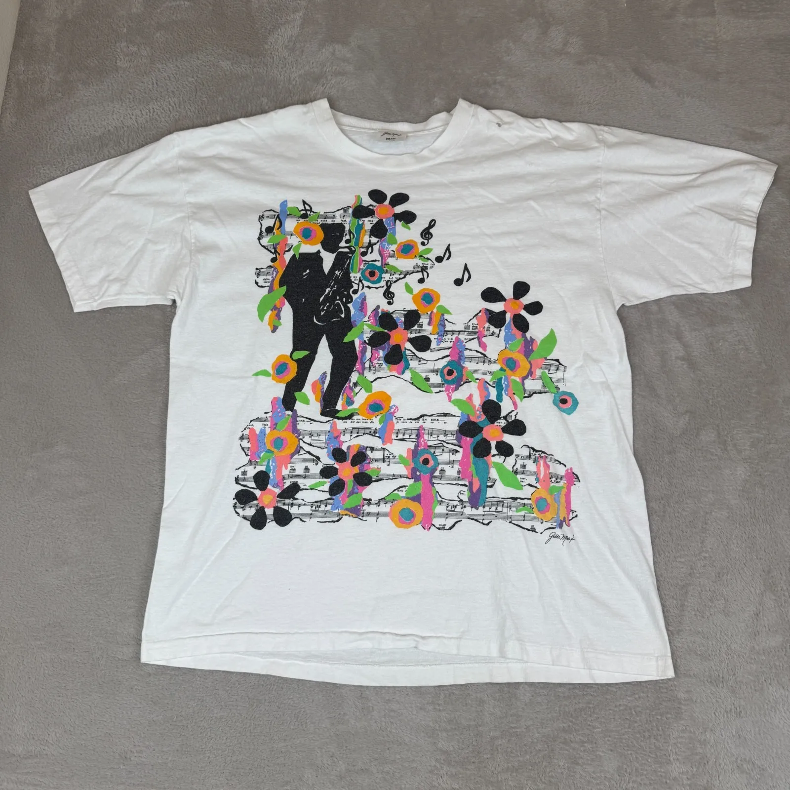 Camiseta VTG de los 90 con Notas Musicales de Saxofón de Gilda Mary, Talla Única para Hombre, Color Blanco, con Defectos, Hecho en EE. UU.