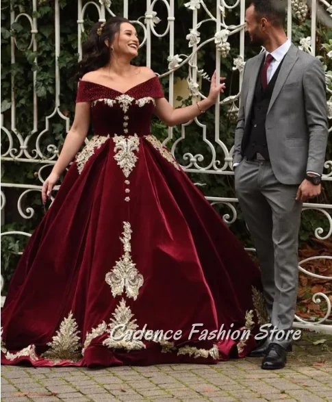 Burgundy Gorgeous Court Style Snap Shoulder Wedding Dress Strapless Studded Beaded Gold Lace Appliqued A-Line Velvet Bridal Wedd