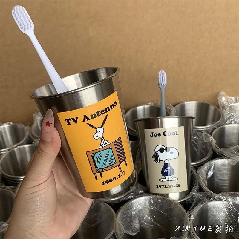 Tazza per collutorio in acciaio inossidabile con personaggio anime creativo alla moda Snoopy, tazza per spazzolino da denti personalizzata di alto valore per coppia di cartoni animati.