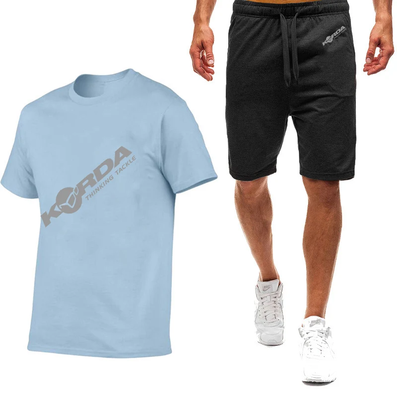 KordaแรงบันดาลใจTribute 2025 ผู้ชายใหม่ฤดูร้อนขายร้อนเก้าสีแขนสั้นชุดสบายๆอินเทรนด์เสื้อยืด + กางเกงขาสั้นชุด
