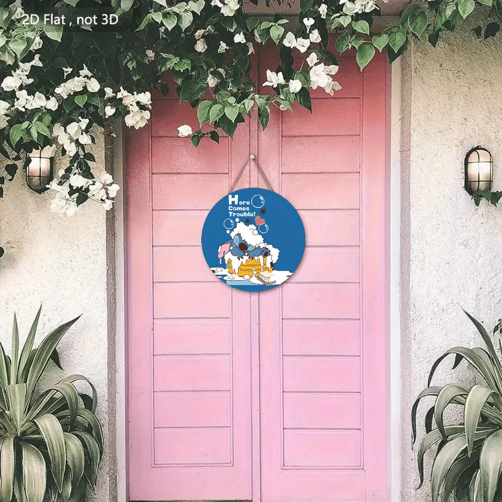 مسطح ثنائي الأبعاد - ديكور منزلي ثنائي الأبعاد قطعة واحدة من ديزني ستيتش "هنا يأتي مشكلة!" مغناطيس معلق على لوحة الباب الخشبية المستديرة - 7.87 × 7.87 بوصة معاد تدويره