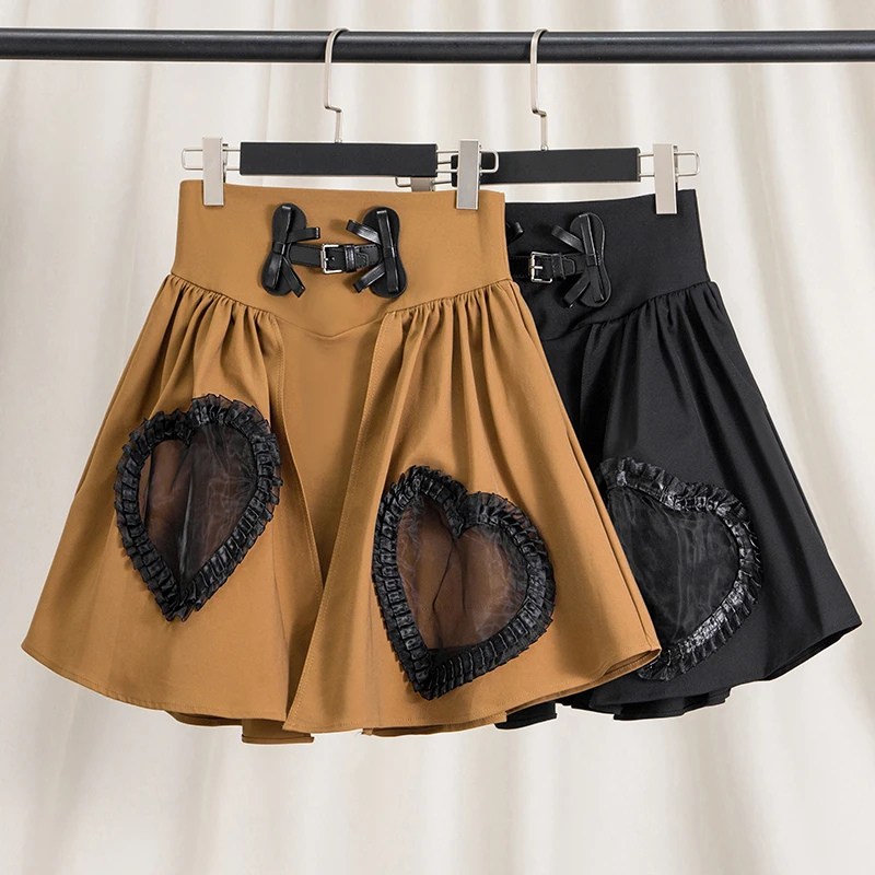 

Короткая асимметричная юбка А-силуэта цвета хаки с высокой талией, бантом и узором в виде сердец для женщин