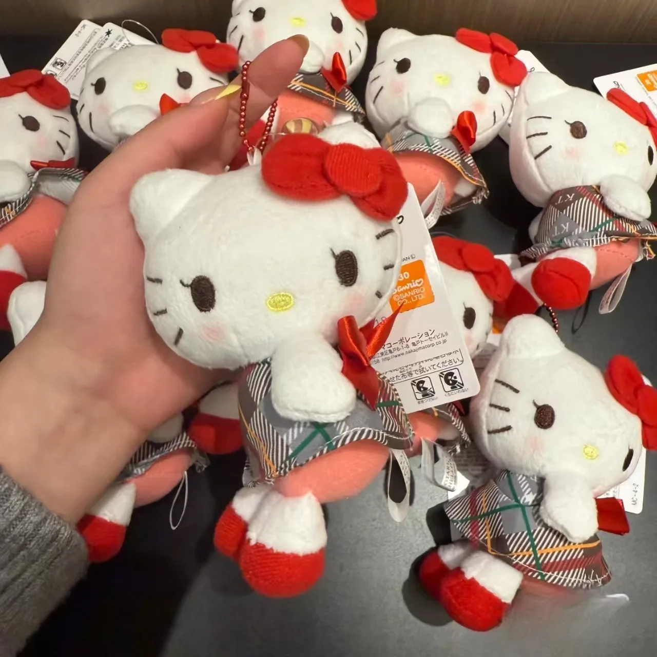 

Hello Kitty Otaru красная клетчатая юбка Hellokittys сумка кулон KT леди сидящая боковая плюшевая кукла брелок украшение подарок