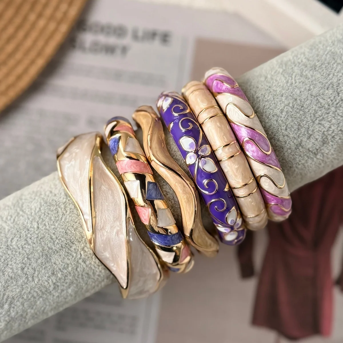 Retro-Ethno-Armband in Lila, Rosa und Weiß mit Emaille-Einsätzen für Damen und Herren, Geometrischer Statement-Armreif mit Blumenmuster – Detail 23