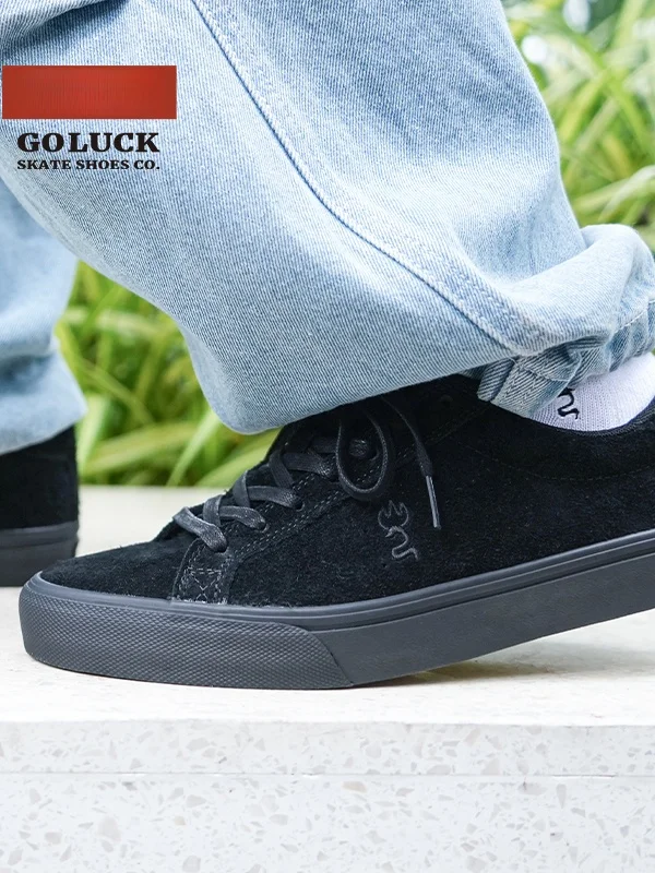 Pure Black Long Pile Minimalist Unisex Skate Shoes Wear Resistant Professional American Style Board Shoes Simple Design