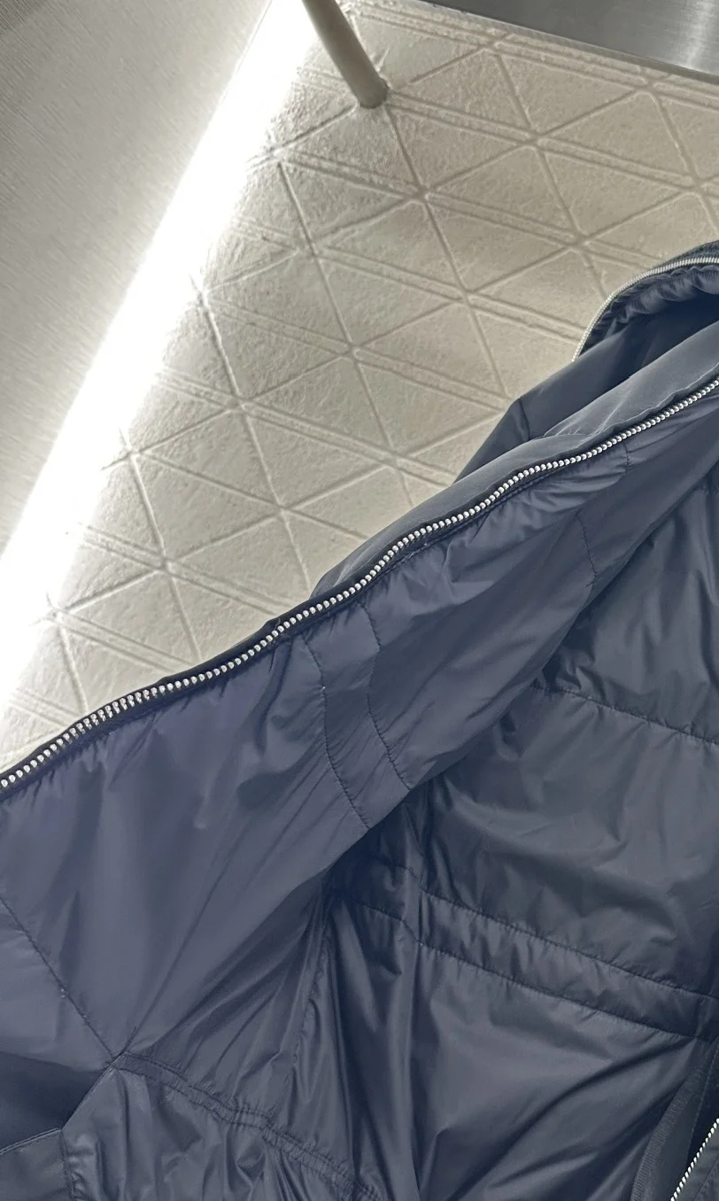 Nueva chaqueta de invierno elegante y sencilla a prueba de viento e impermeable de punto de nailon con cremallera en la cintura para mujer