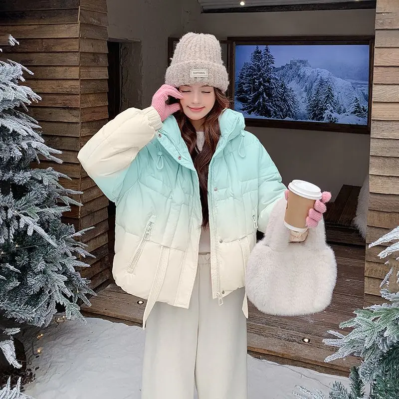 แฟชั่นต่างประเทศมาแรง ชุดผ้าฝ้ายสีชมพู โดพามีน ฤดูหนาว 2025 เสื้อโค้ทอเนกประสงค์แบบหนา