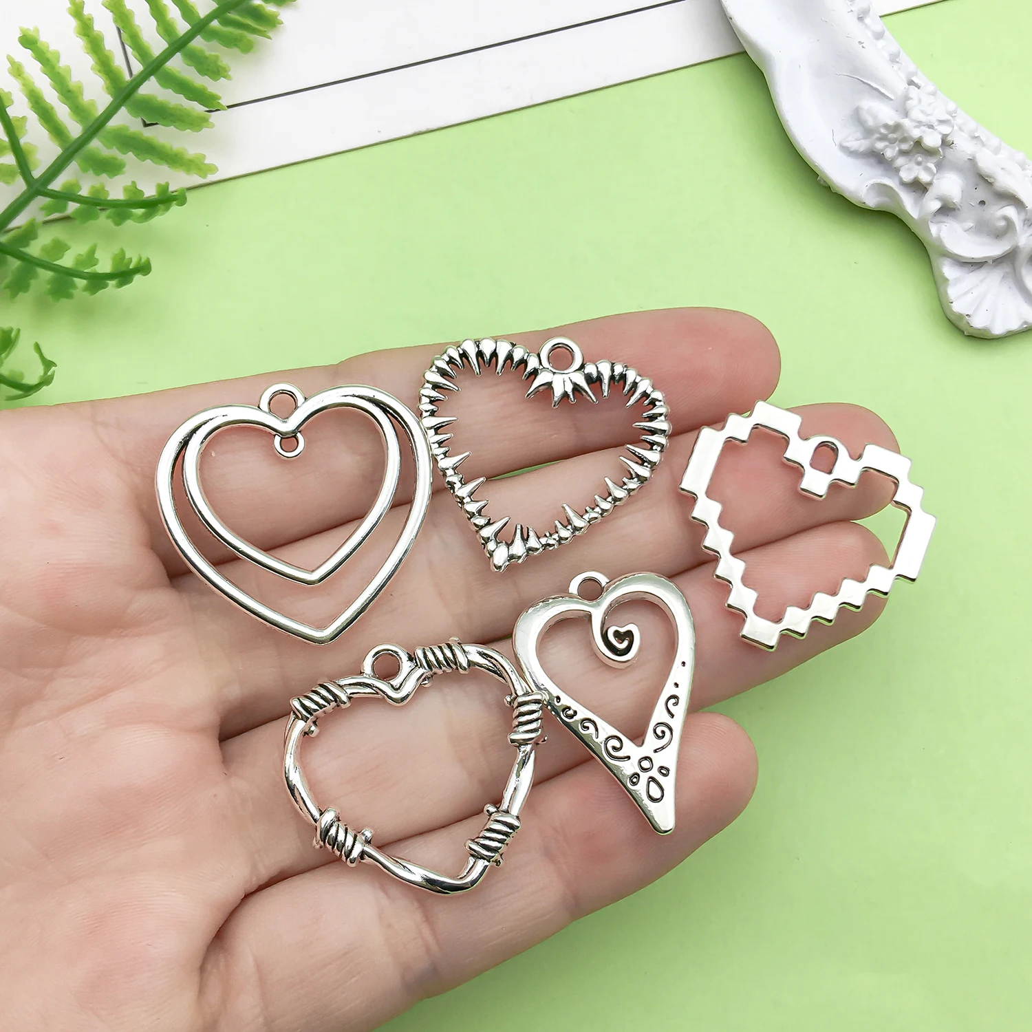 10/12pcs Antique Silvery Retro Hollow Heart Design Charms Alloy Metal Pendants For DIY Jewelry Making Accessories