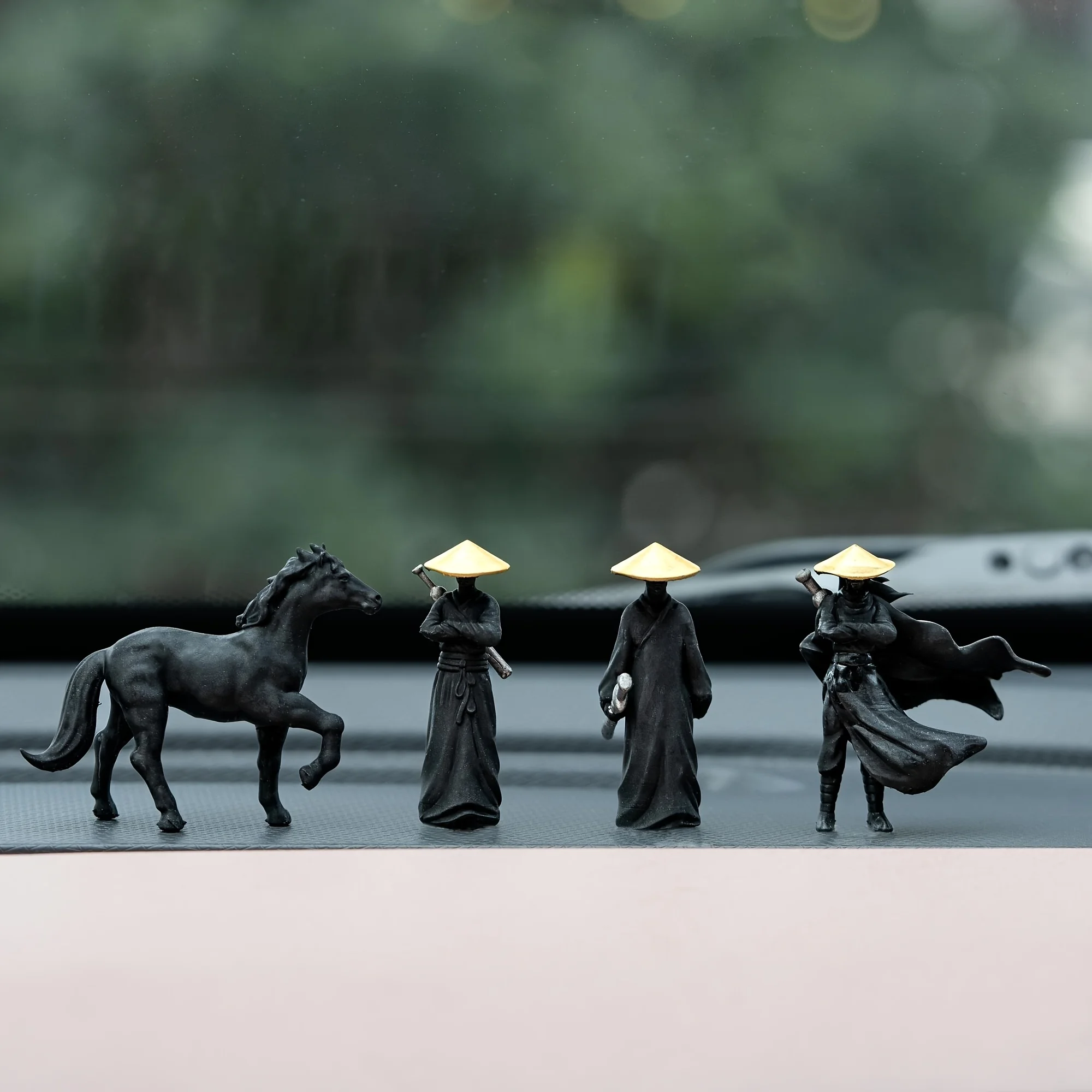 Figuras Decorativas de Caballeros y Jineteños Chinos Clásicos, Figuras de Guerreros Asiáticos Tradicionales con Espadas Intrincadas y Diseño de Jinete a Caballo