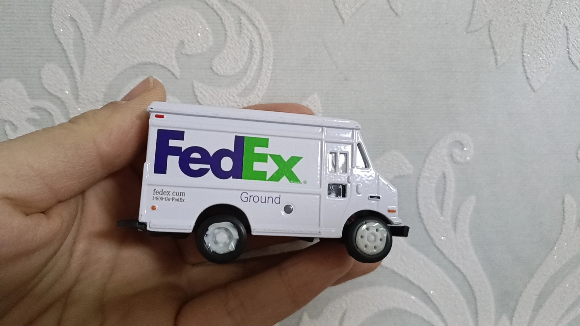 Have Flaws Diecast Alloy FedEx Car Model Collection Adult Decoration Static Display Gift Boy Toys-The wheel hub is defective