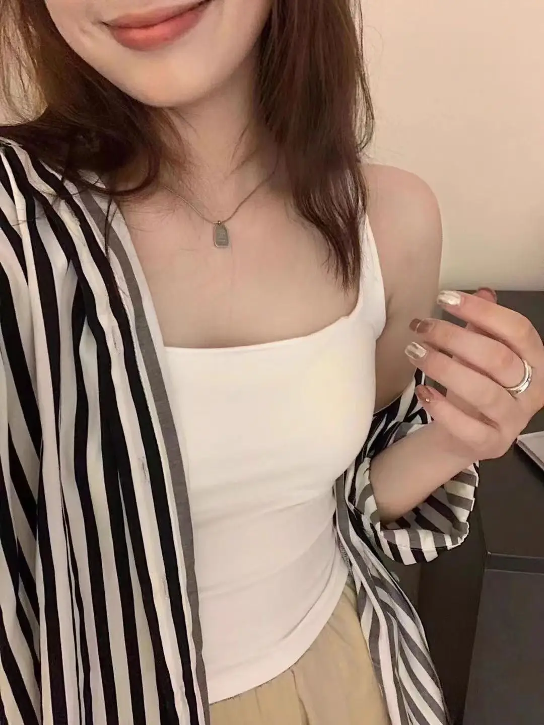 Zuid-Koreaanse versie van haltervest dames met borstkussen Terug een lichaam om te dragen Afslanken Halter Tops Tees Shirts Zwart 2025, nieuw